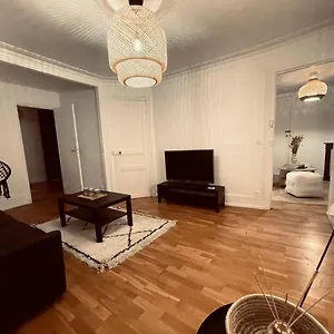 Chic On The Famous Shopping Rue Du Faubourg Saint-honore Street Apartamento París